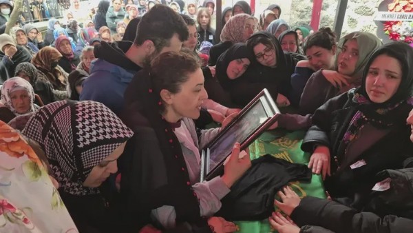 Tabut Başında Yürek Yıkan Feryat! 'Yavrum Kalk Bana Sarıl'